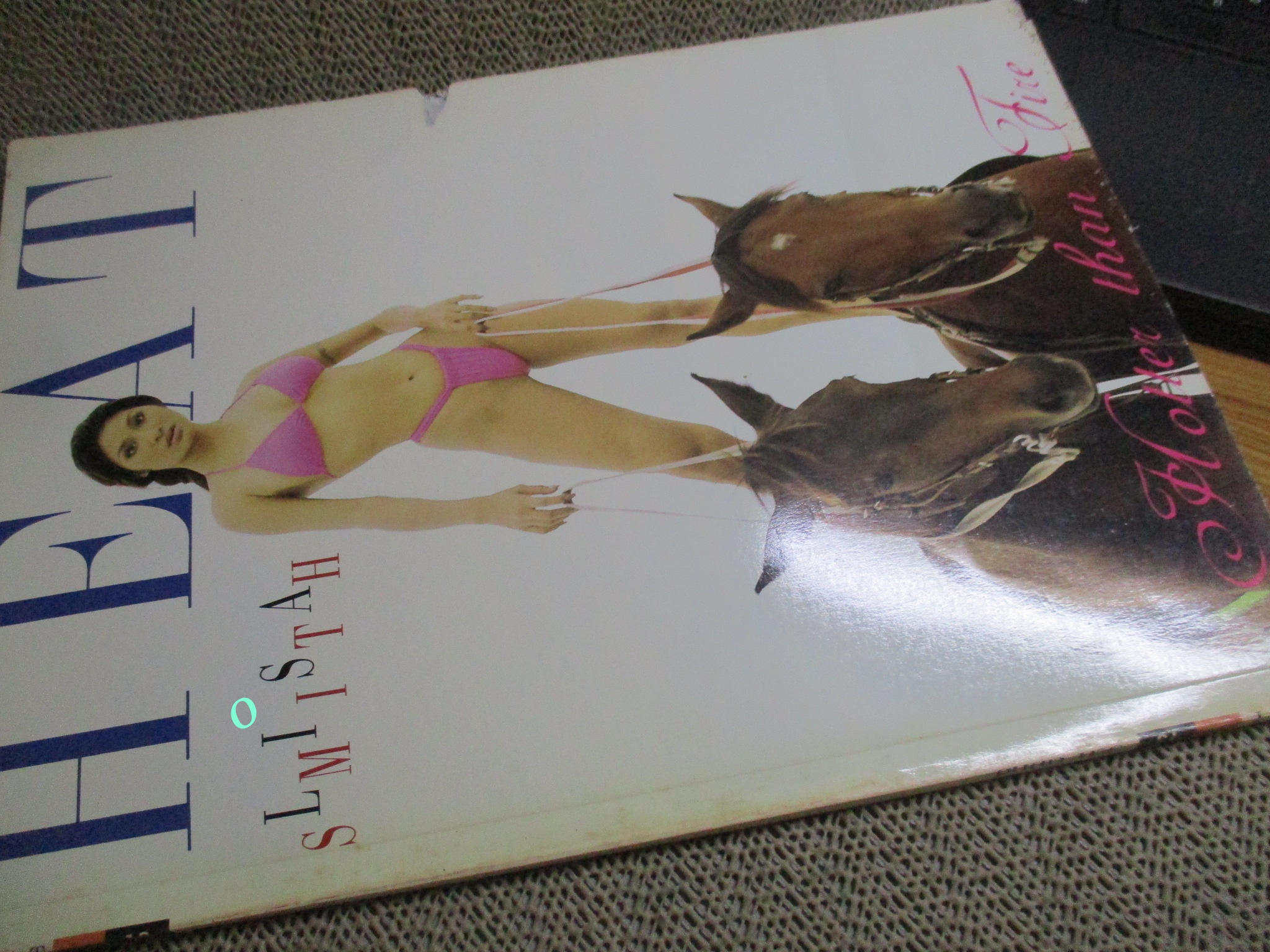 นิตยสาร HEAT no.13 เปิดบน ตำหนิมีรอยแมลงกัดกินบริเวณริมหนังสือ ตามภาพ