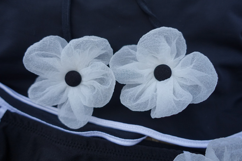 **พร้อมส่ง**บิกินี่ชุดว่ายน้ำทูพีซ two-pieces สีดำ เล่นดีเทล sexy เล็กๆ แต่งระบายผูกโบว์เล็กๆ น่ารักรูปดอกไม้สีขาวที่คอ พร้อมกางเกงเอวสูงแต่งดอกไม้ สดใสน่ารักรับลมทะเล สวยเหมือนแบบค่ะ