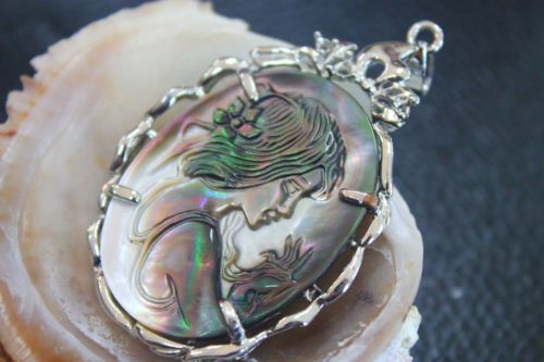 จี้รูปผู้หญิงเปลือกหอยมุก ( Mother of pearl )