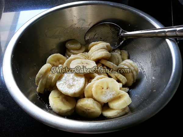 นำกล้วยหอมให้เป็นแว่นคลุกน้ำตาลทราย เพื่อทำเค้กกล้วยหอม กับคาราเมลซอส