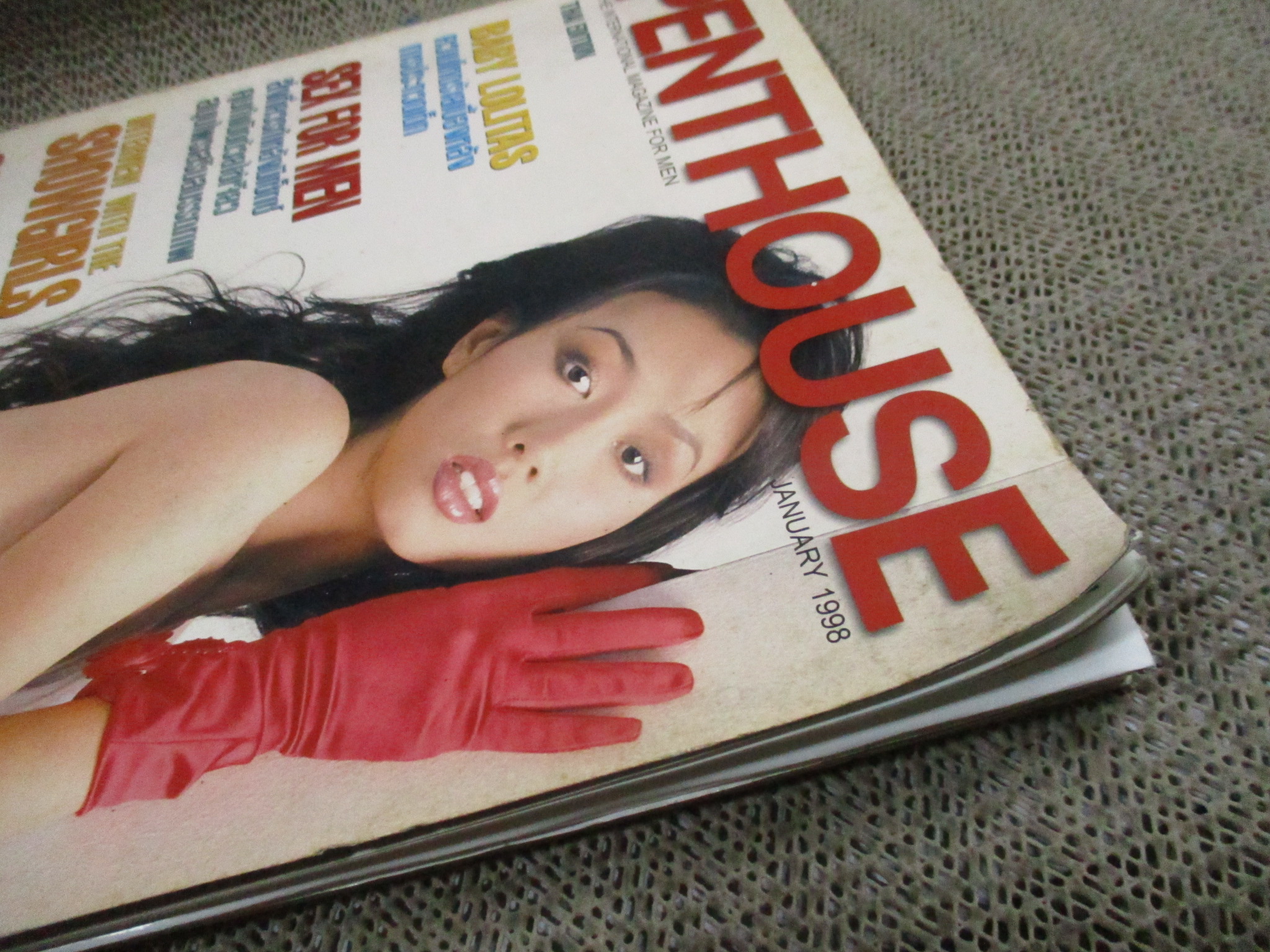 PENTHOUSE VOL.04 NO.08 JAN.1998 สภาพปานกลาง มีรอยพับจิกบริเวณมุมกระดาษ ด้านในสภาพปกติ