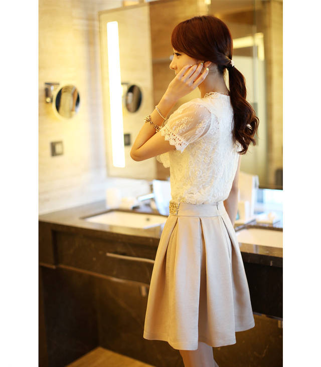 **หมดค่ะ** เสื้อผ้าลูกไม้สีขาวแขนสั้นแต่งระบายลูกไม้ที่หน้าอกแต่งมุกคอวี มีซับในสวยเหมือนแบบค่ะ