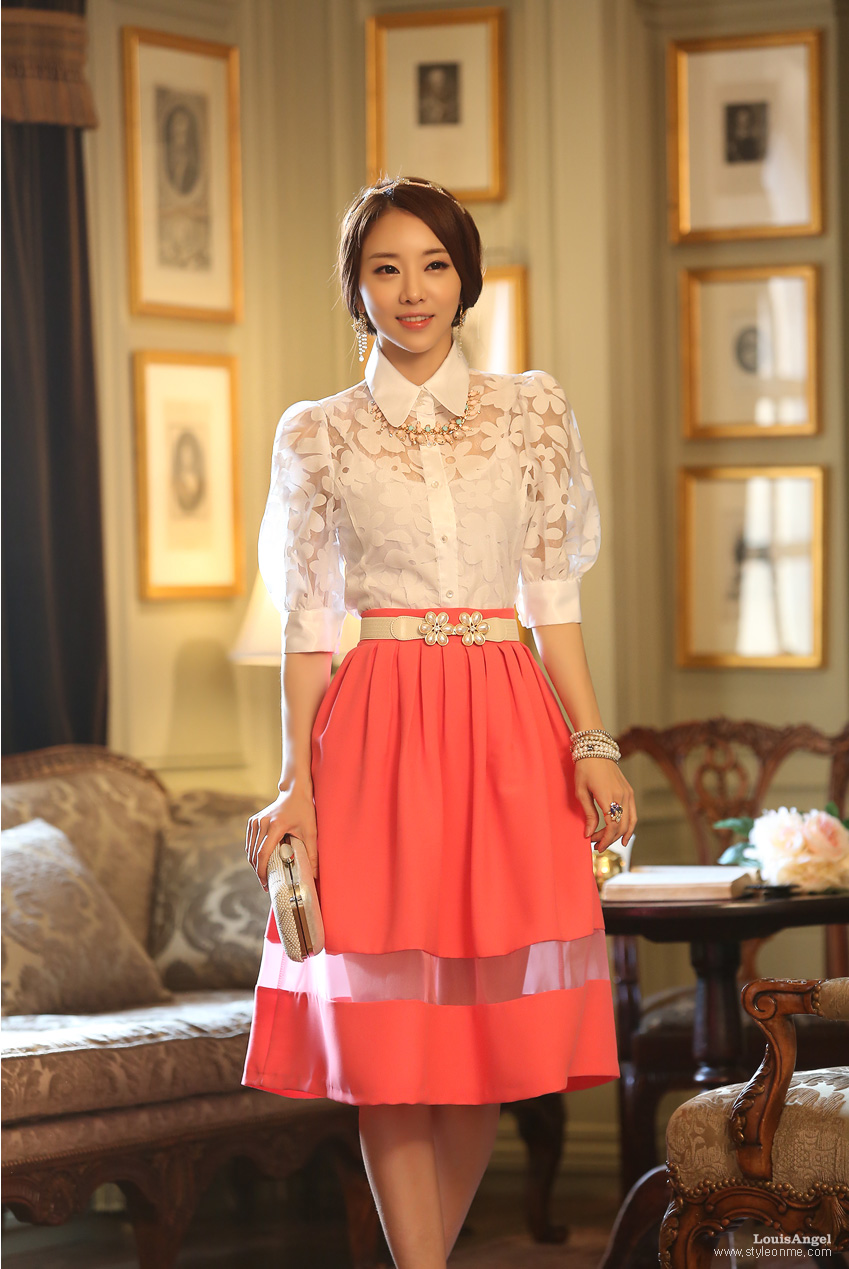 ***หมดค่ะ***เสื้อคอปก ผ้าตาข่ายพิมลายดอกไม้ มีกระดุมผ่าหน้า แขนสามส่วนรวบปลาย น่ารักมากๆค่ะ