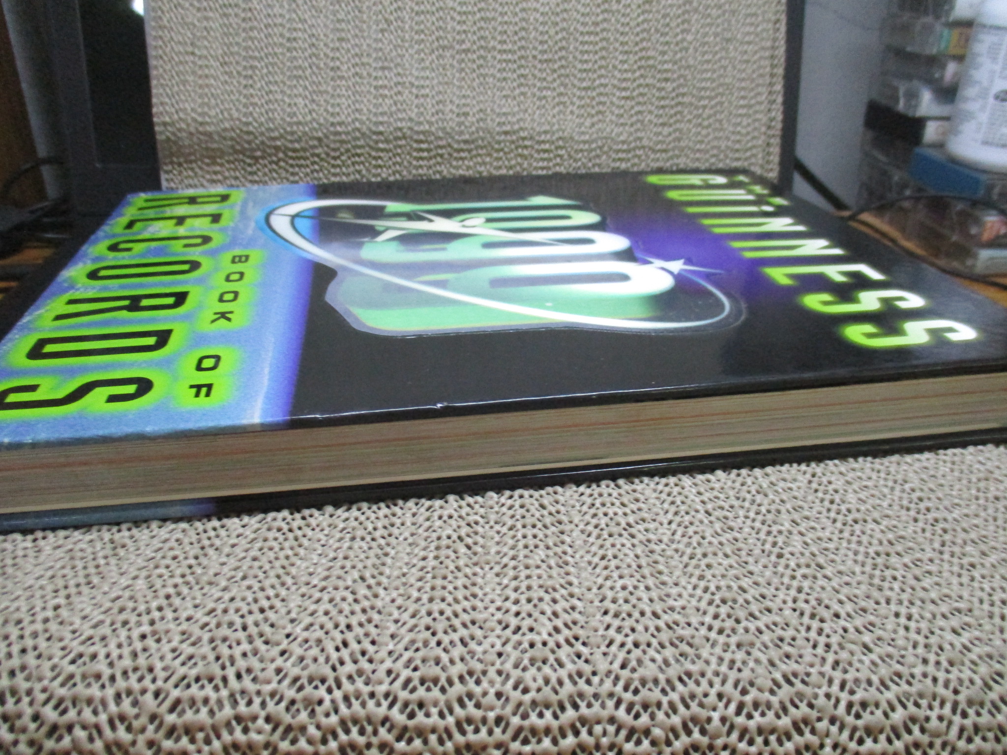 หนังสือ สถิติที่สุดในโลก กินเนสส์ หรือกินเนสส์บุ๊ค Guinness Book of World Records (ภาษาอังกฤษ)