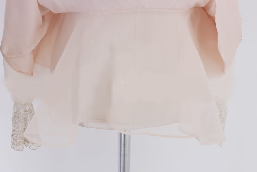 ***หมดค่ะ***เสื้อลูกไม้สีครีมผสมผ้าแก้วสีโอโอรสเข้ารูป แขนยาว ช่วงอกตกแต่งผ้าตาข่ายโปร่ง รอบคอ อกและช่วงปลายแขนตกแต่งมุกและลายปักดิ้นทอง สวยหรูเหมือนแบบค่ะ