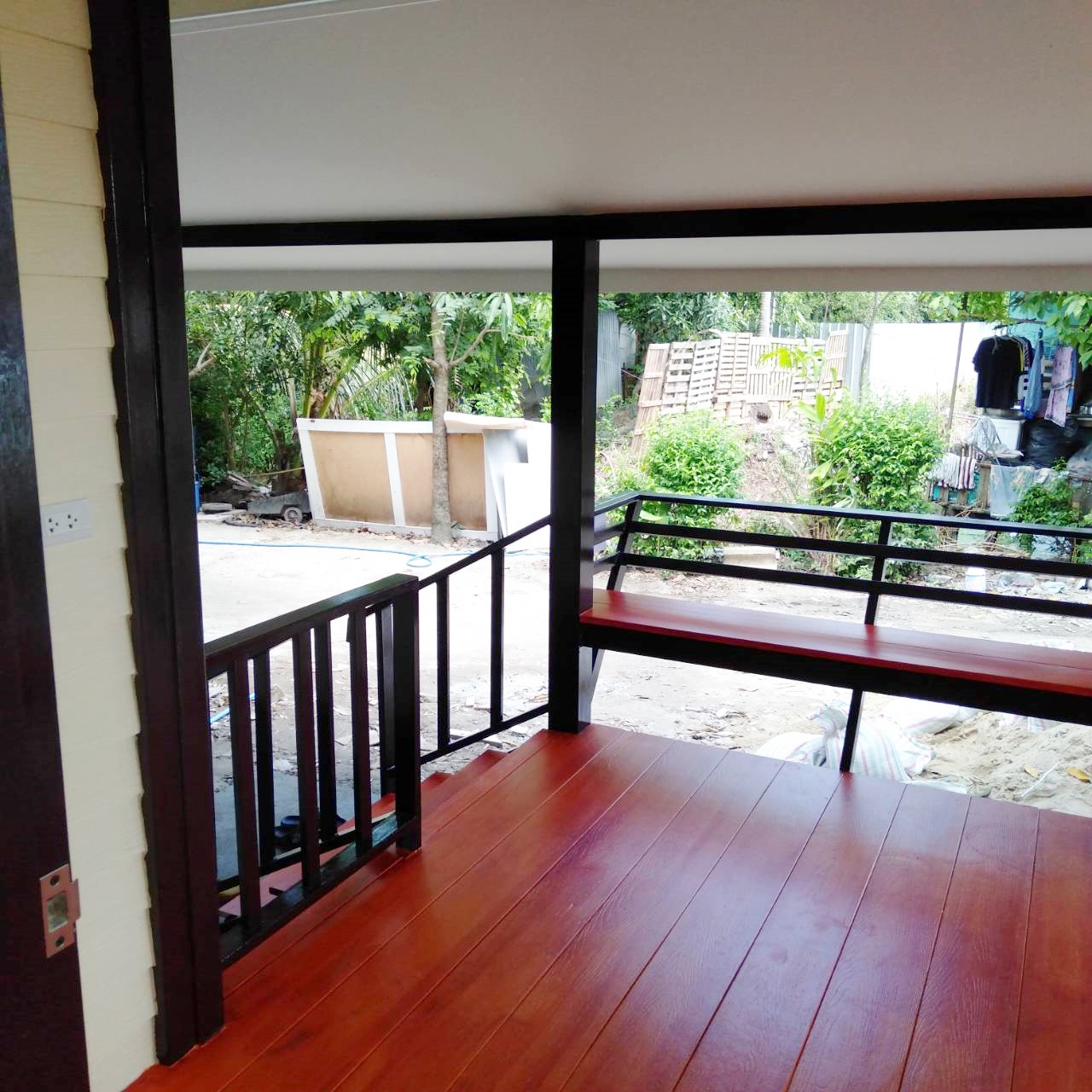 บ้านน็อคดาวน์ หลังนี้ ขนาด 4*6 เมตร พร้อมระเบียงหลังคาคุม ขนาด2*6เมตรเต็มหน้าบ้าน และระเบียงขนาด 2*3 เมตร