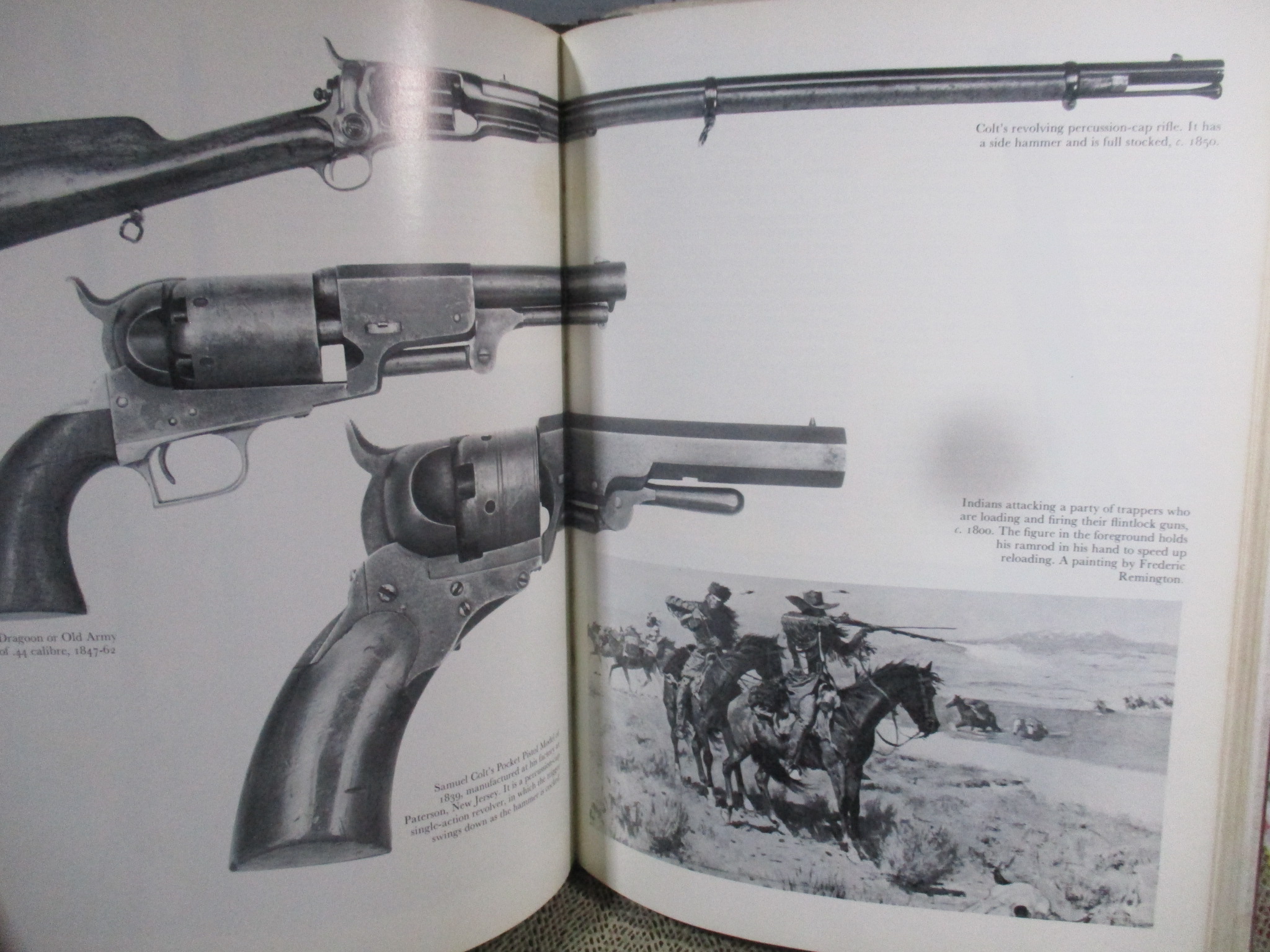 หนังสือ ศาสตร์และศิลป์ โลกของปืนโบราณ THE WORLD OF GUNS / RICHARD AKEHURST (ภาษาอังกฤษ)