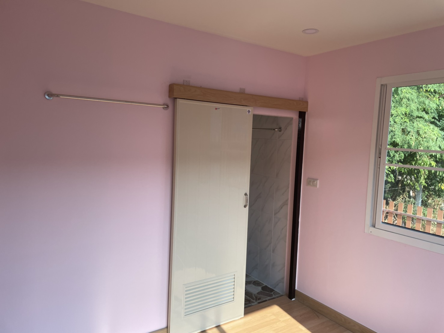 บ้านน็อคดาวน์ ขนาด 4*6 เมตร พร้อมระเบียง 2*3 เมตร 1 ห้องนอน 1ห้องน้ำ 1ห้องโถง