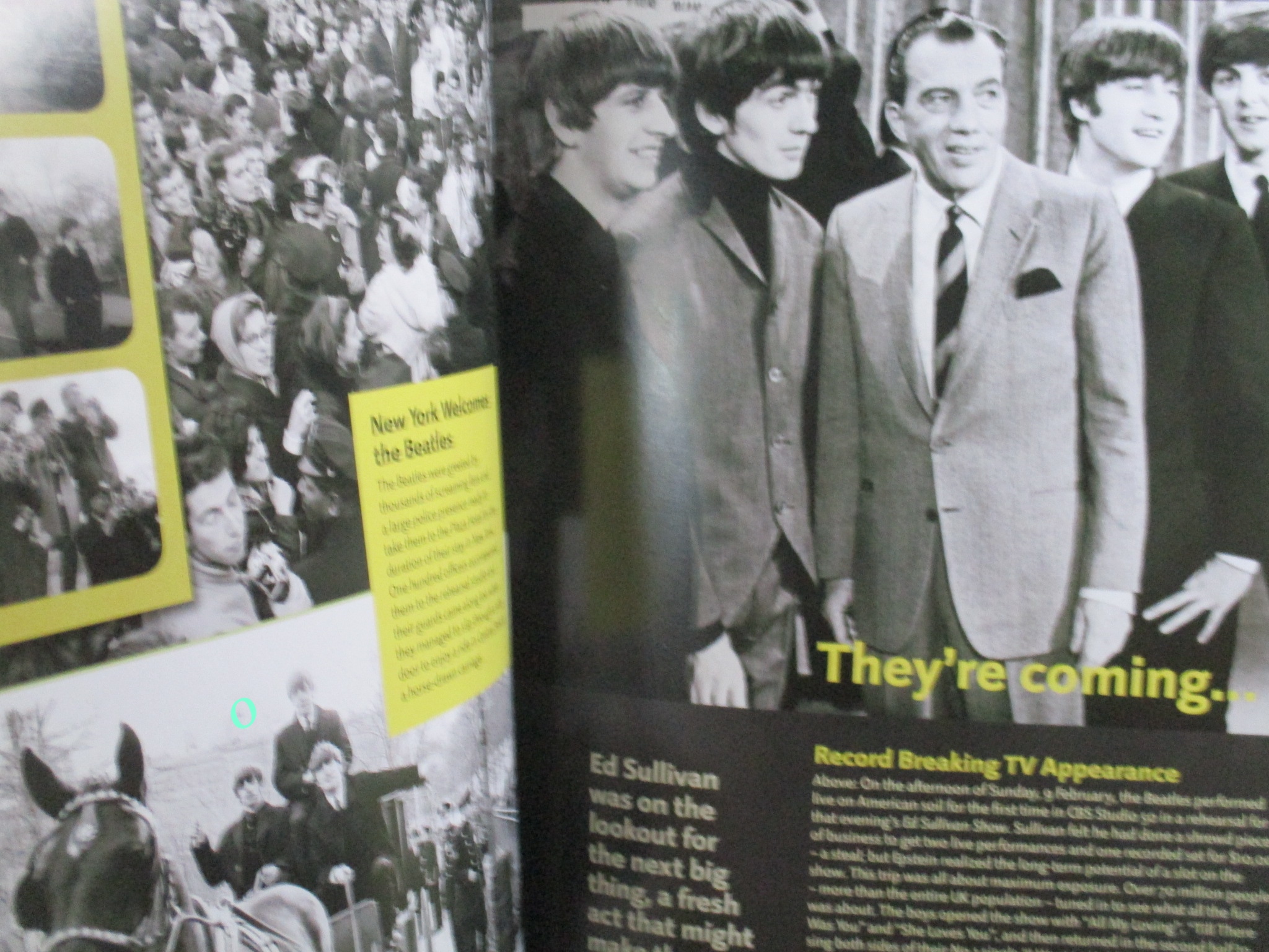 หนังสือประวัติ วงเดอะบีเทิลส์ THE BEATLES ARE COMING + CD