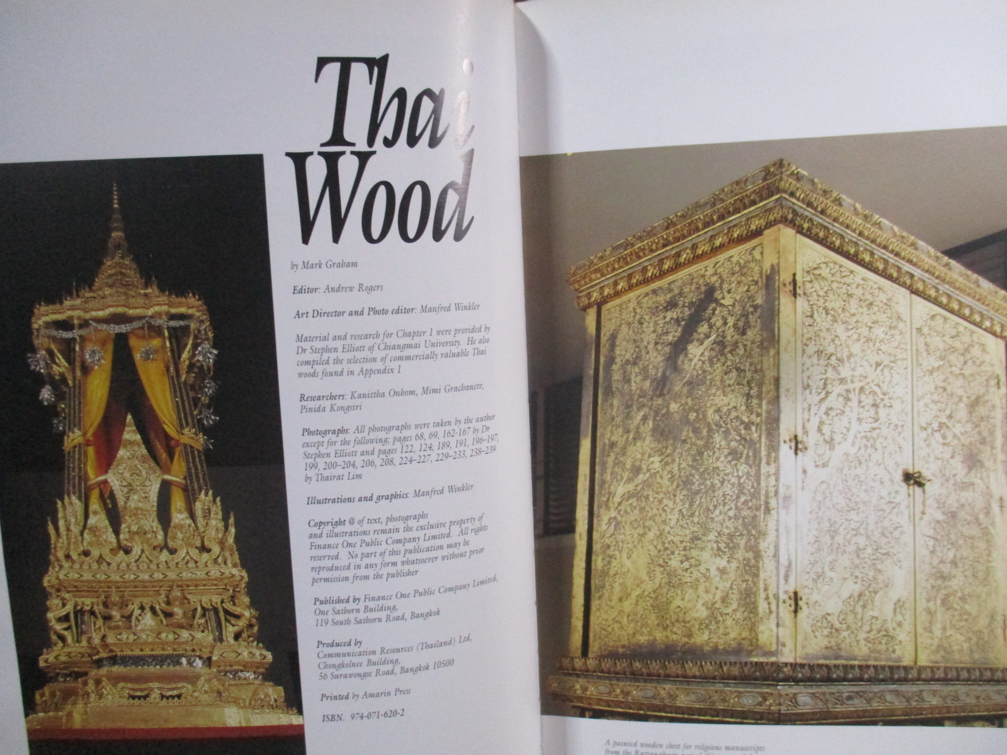 หนังสือ ศิลปะงานไม้ของไทย THAI WOOD BY MARK GRAHAM (ภาษาอังกฤษ) /สภาพดี ริมปกนอกมีขาดเล็กน้อย