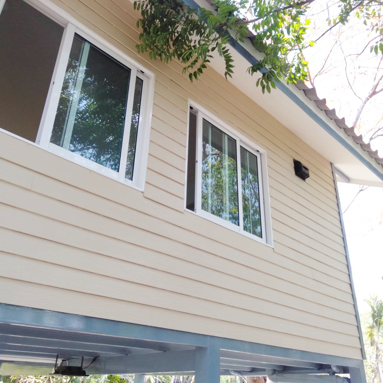 บ้านขนาด 4*7 เมตร ราคารวมเป็นเงินทั้งสิ้น 370,000 บาทพร้อมระเบียงขนาด 2*4 เมตร