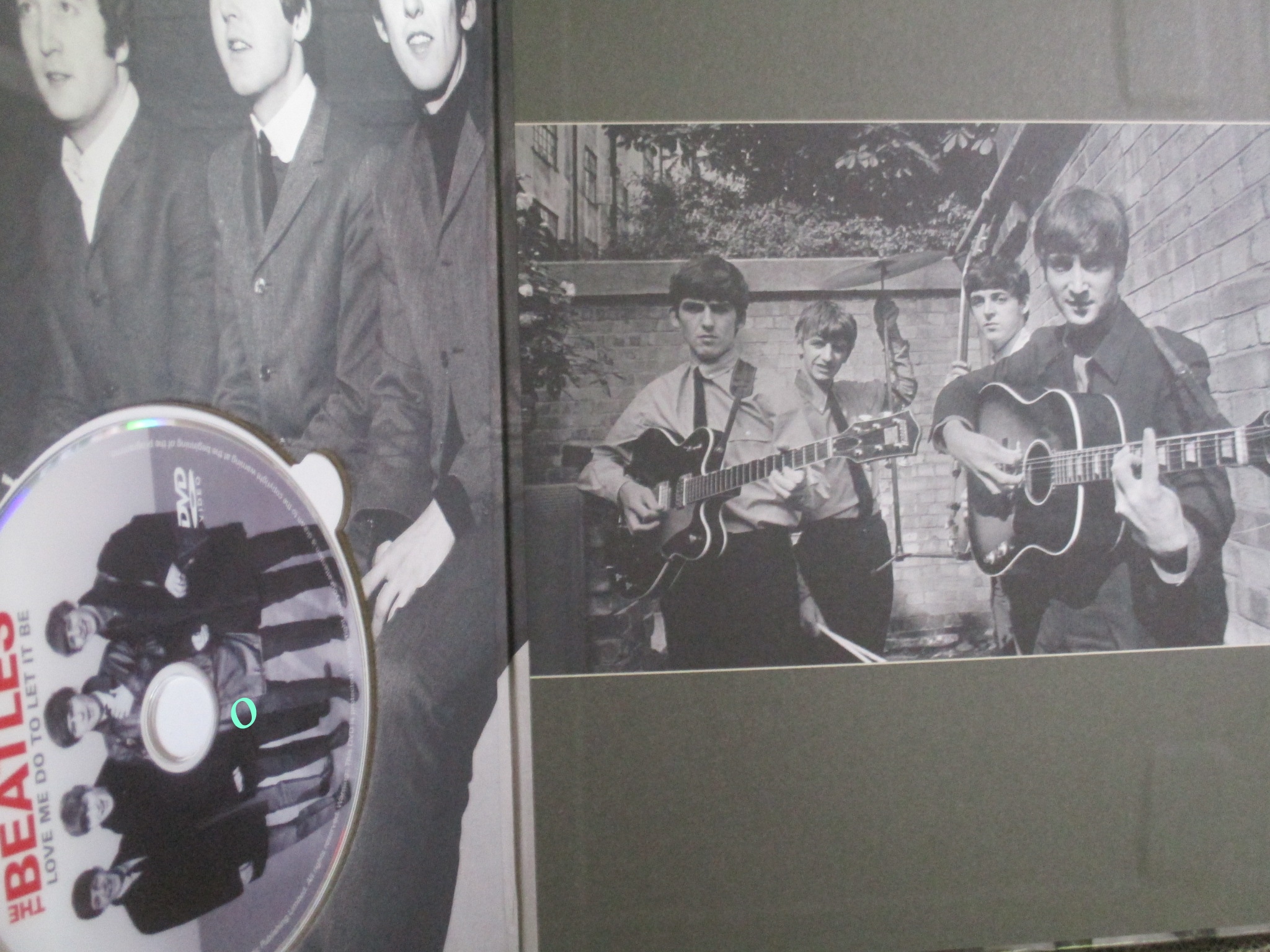 หนังสือประวัติ วงเดอะบีเทิลส์ THE BEATLES ARE COMING + CD