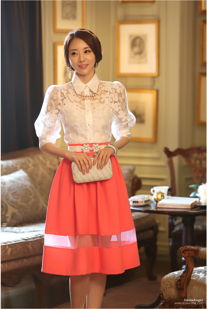 ***หมดค่ะ***เสื้อคอปก ผ้าตาข่ายพิมลายดอกไม้ มีกระดุมผ่าหน้า แขนสามส่วนรวบปลาย น่ารักมากๆค่ะ