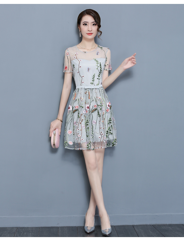 **หมดค่ะ**เดรสผ้าลูกไม้ปักลายดอกไม้หลากสี งานปักสวยงามมากๆๆค่ะ