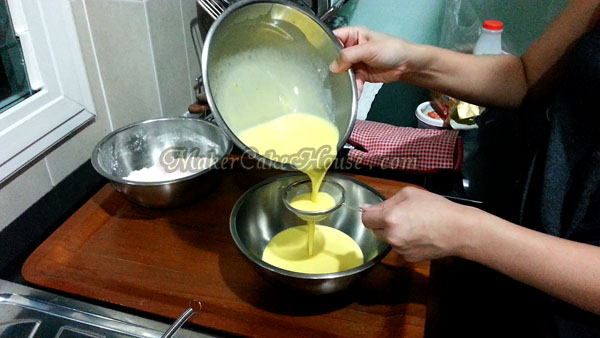 กรองส่วนผสมสำหรับทำเนื้อเค้กซูเฟล่ชีสเค้กญี่ปุ่น