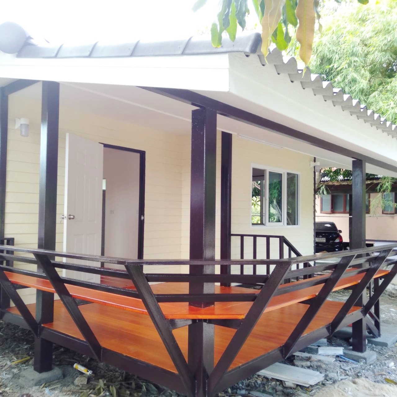 บ้านน็อคดาวน์ หลังนี้ ขนาด 4*6 เมตร พร้อมระเบียงหลังคาคุม ขนาด2*6เมตรเต็มหน้าบ้าน และระเบียงขนาด 2*3 เมตร