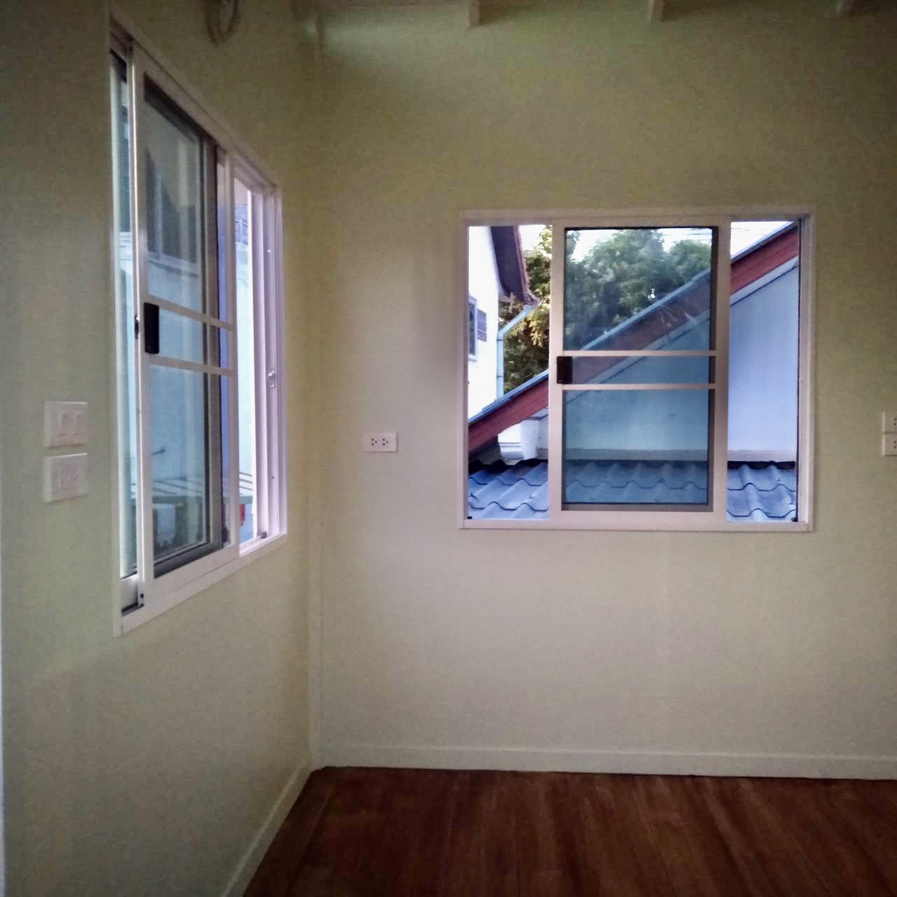 บ้านหลังนี้ ขนาด 3*5.5 ระเบียงด้าน 3 เมตร ยาว 1*3 เมตร ยกสูง 2.20 เมตร