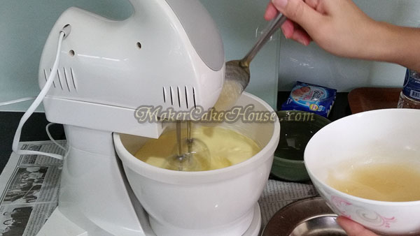 ขั้นตอนการผสมเจลาตินลงในครีมชีส เพื่อทำมะม่วงครีมชีส