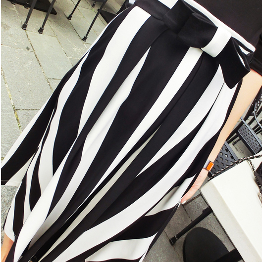 ***หมดค่ะ***เสื้อ+กระโปรง ผ้าคอตตอนผสมสเปนเด็กซ์ สึขาวสลับดำ ยืดได้ ใส่สบายมากๆค่ะ