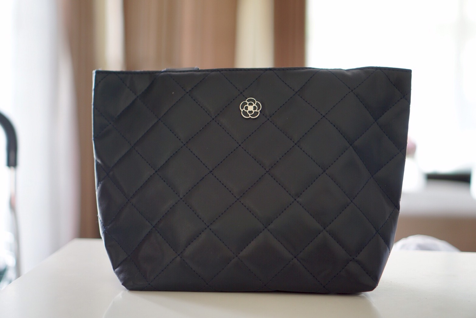 CLATHAS Camellia Bag กระเป๋า PU ควิลท์ ซับไนล่อนลายโลโก้ เปิดปิดด้วยกระดุม