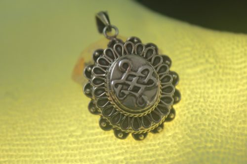 จี้ตลับสัญลักษณ์เงื่อนมงคล (The Endless Knot Pendant)