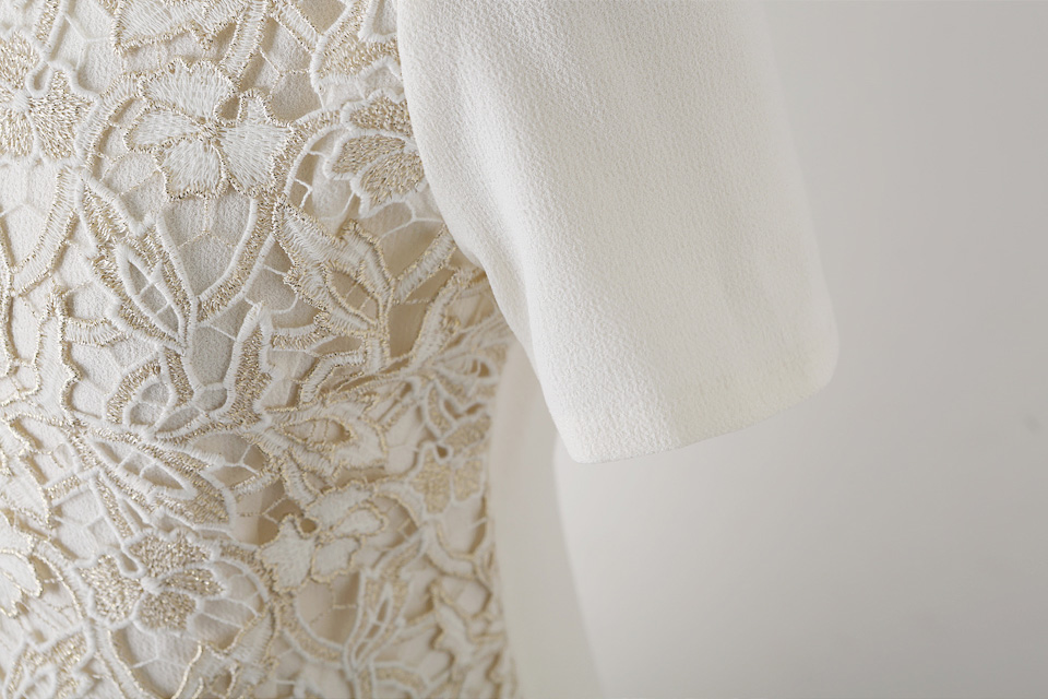 **หมดค่ะ**เสื้อชีฟองสีขาวแขนสั้น ดีเทลตกแต่งลูกไม้ลายดอกไม้สีขาวผสมทอง ติดซิปด้านหลัง มีซับใน สวยคุณภาพดีเหมือนแบบค่ะ