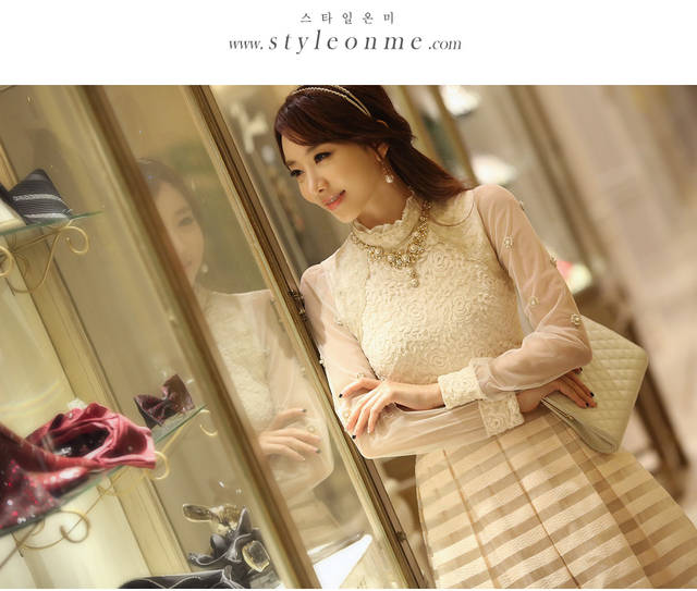 ***พร้อมส่ง***เสื้อผ้าลูกไม้สีขาว ต่อแขนเสื้อผ้าโปร่งปักมุก สวยเหมือนแบบค่ะ