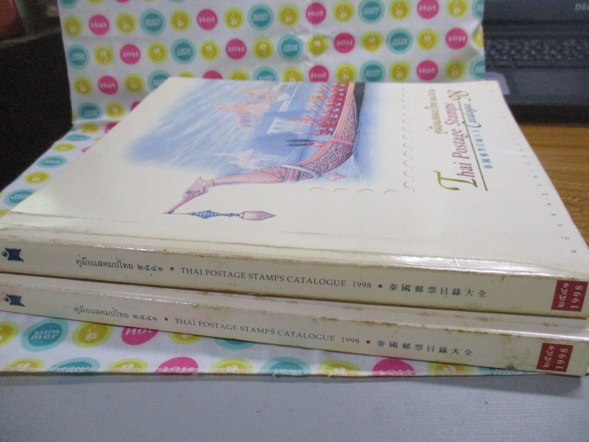 คู่มือแสตมป์ไทย ปี 2541 สภาพดี ด้านในมีรอยขีดเขียน สันกระดาษเปื้อนฝุ่น