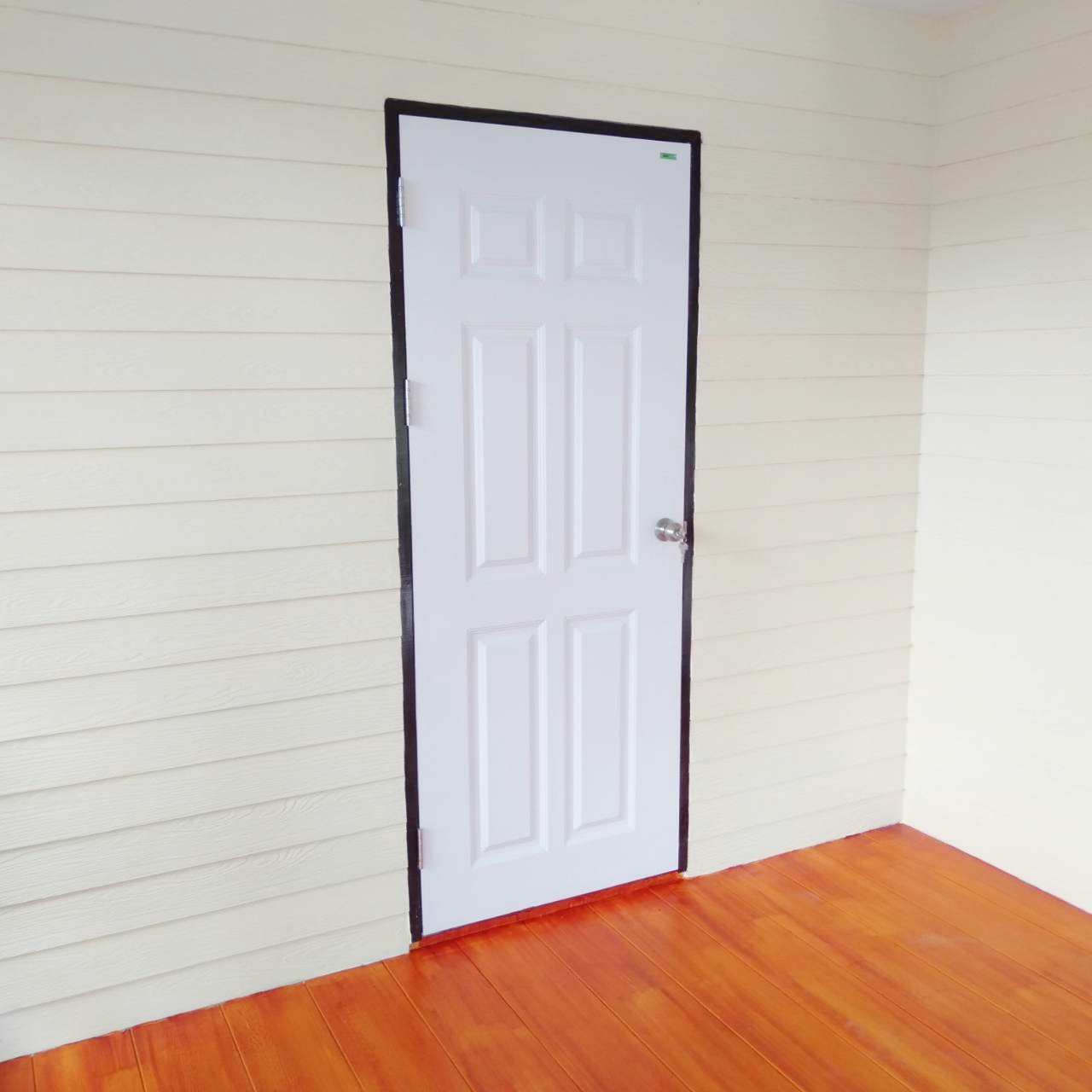 บ้านน็อคดาวน์ หลังนี้ ขนาด 4*6 เมตร พร้อมระเบียงหลังคาคุม ขนาด2*6เมตรเต็มหน้าบ้าน และระเบียงขนาด 2*3 เมตร