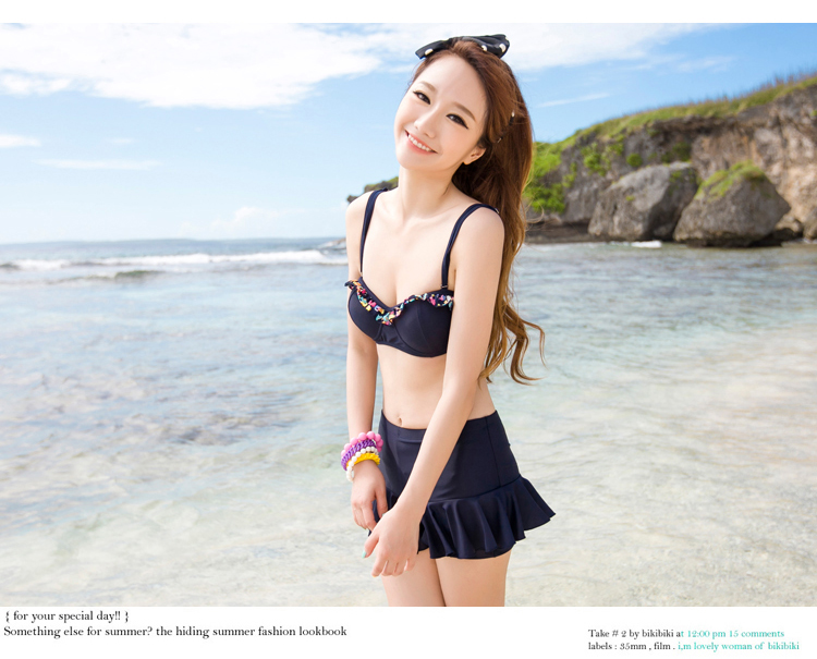 **หมดค่ะ**ชุดว่ายบิกินี่ทูพีชเซ็ท 3 ชิ้น three-pieces สีน้ำเงินกรมท่าเซ็กซี่ด้วยเสื้อคลุมผ้าลูกไม้ผูกโบว์ที่ไหล่ทั้ง 2 ข้าง ทำให้ดูน่ารัก sexy สวยเหมือนแบบค่ะ