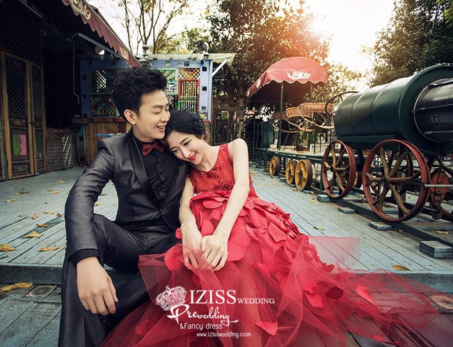 PW317 - **พร้อมส่งเฉพาะชุดผู้หญิง** ชุดคู่ถ่ายพรีเวดดิ้ง (prewedding dress) & ชุดแต่งงานแฟนซี (Fancy wedding dress)ชายหญิง "ธีมสีแดง-ดำ"