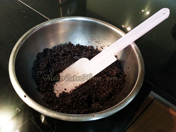 วิธีทำบานอฟฟี่ ขั้นตอนคนส่วนผสมเนยละลายกับโอริโอ้บดให้เข้ากัน