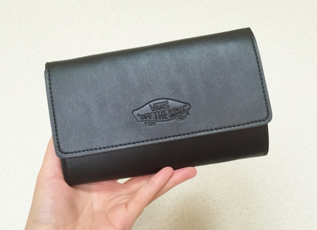 VANS OFF THE WALL x MINI กระเป๋าสะพายหนัง มีช่องใส่บัตร เงิน และโทรศัพท์ สายสะพายถอดได้