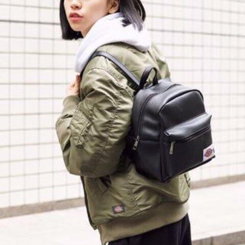 กระเป๋าเป้หนัง D*ickies x mini มีช่องใส่ของด้านหน้าด้วยค่ะ