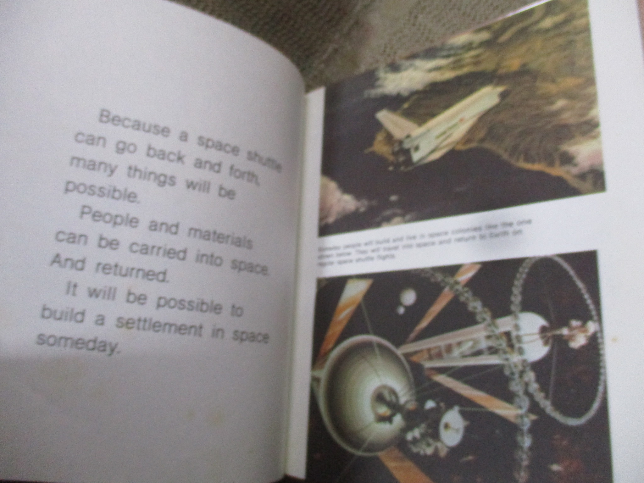 หนังสือ A New True Book : SPACE SHUTTLES (ภาษาอังกฤษ) กระดาษมีจุดเหลือง สภาพดี ห่อปกพลาสติก