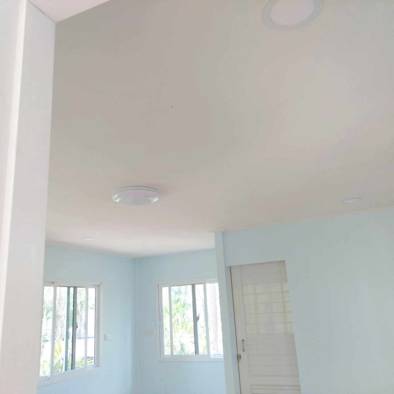 บ้านขนาด 4*7 เมตร ราคารวมเป็นเงินทั้งสิ้น 370,000 บาทพร้อมระเบียงขนาด 2*4 เมตร