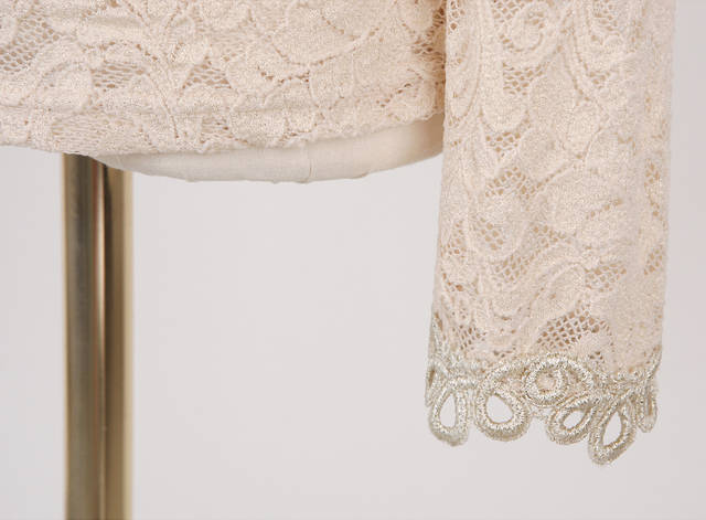 ***หมดค่ะ***เสื้อผ้าลูกไม้สีครีม คอตั้งแต่งลูกไม้สีครีมปักมุก แขนยาว มีซับในสวยเหมือนแบบค่ะ