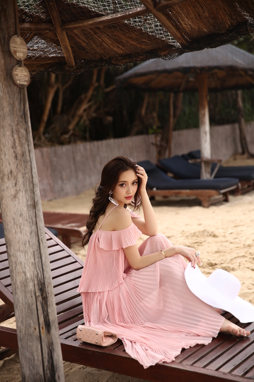 **พร้อมส่ง size S**เดรสยาวผ้าชีฟองเนื้อดี สีชมพู สายเดี่ยวเปิดไหล่ สายที่ไหล่ปรับความยาวได้ เดรสอัดพลีตเล็กๆๆ ทั้งชุด ชายเสื้อปล่อย ช่วงเอวด้านใน ยืดจั๊ม มีซับใน สินค้าสวยเหมือนแบบค่ะ