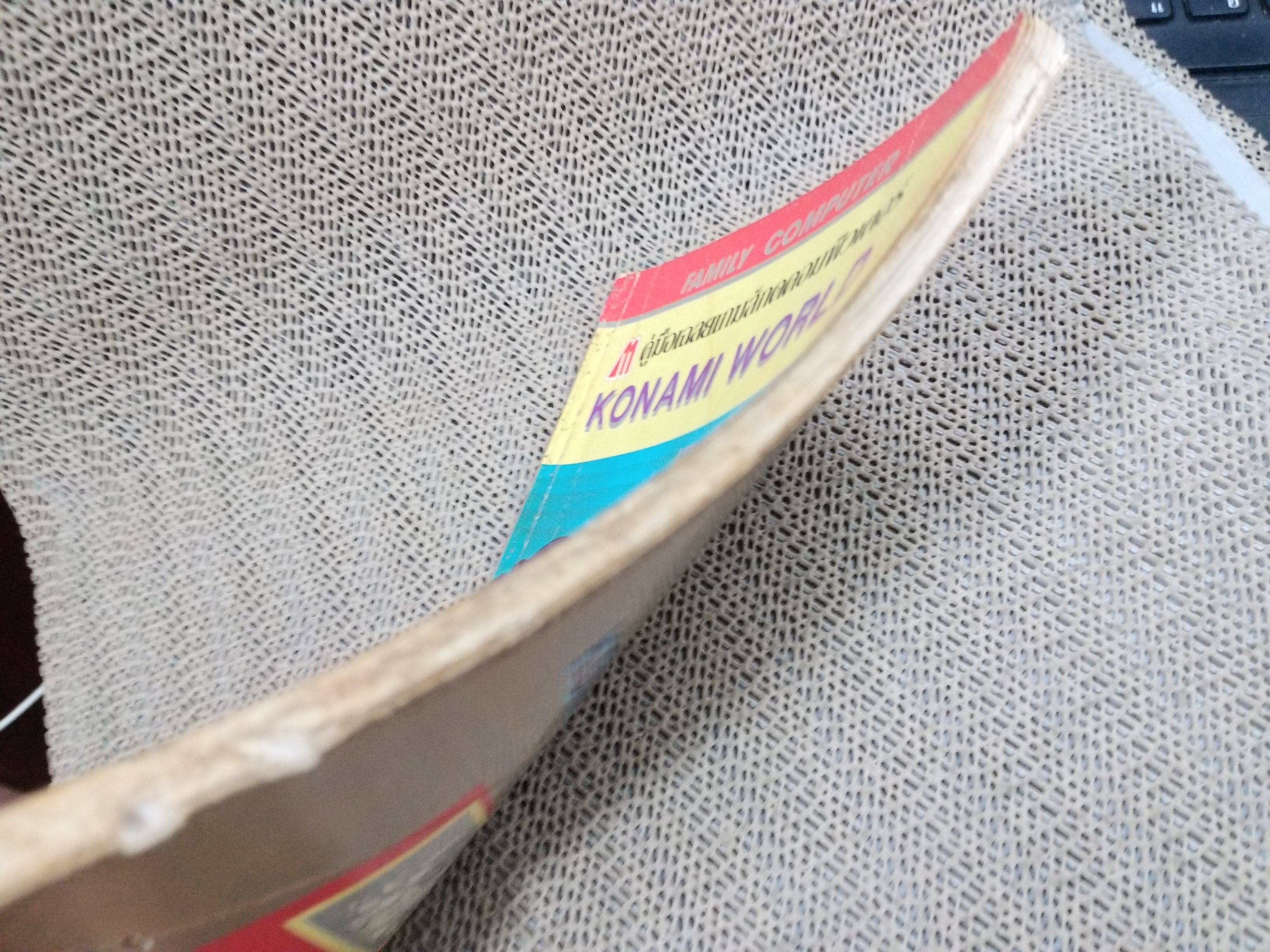 คู่มือเฉลยเกมส์กด KONAMI WORLD สภาพพอใช้ ปกยับ ตัวหนังสือมีรอยแมลงกัดกินตามภาพ