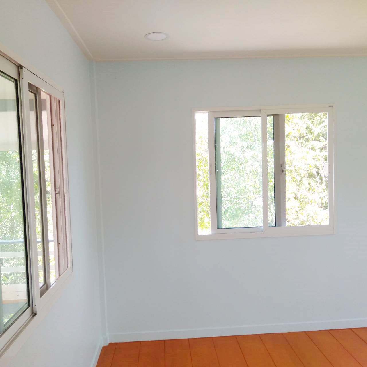 บ้านขนาด 4*7 เมตร ราคารวมเป็นเงินทั้งสิ้น 370,000 บาทพร้อมระเบียงขนาด 2*4 เมตร