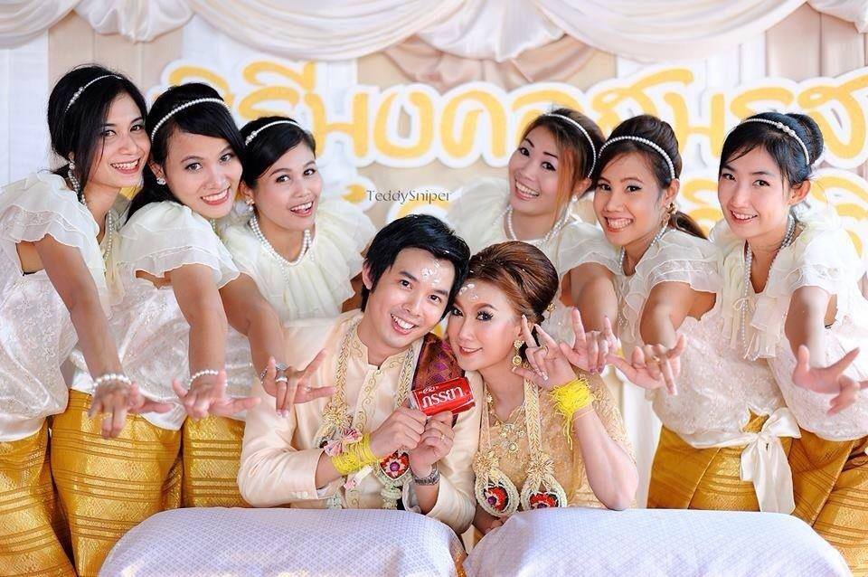 ชุดไทยเพื่อนเจ้าสาว ร.7 สีครีมให้เช่า 350 บาท