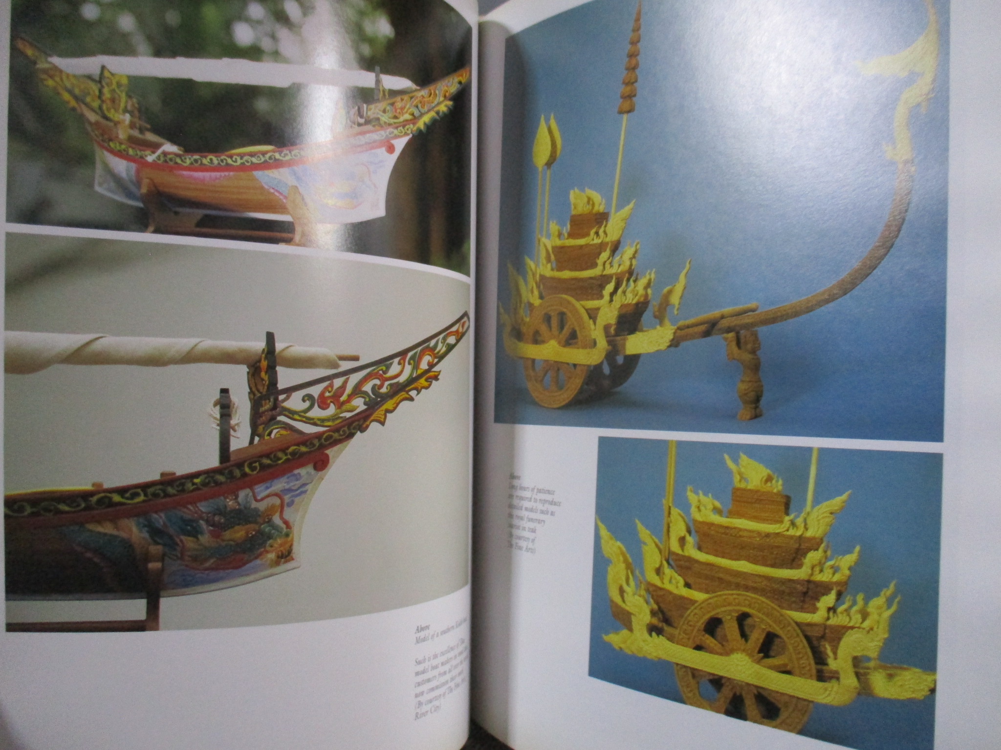 หนังสือ ศิลปะงานไม้ของไทย THAI WOOD BY MARK GRAHAM (ภาษาอังกฤษ) /สภาพดี ริมปกนอกมีขาดเล็กน้อย