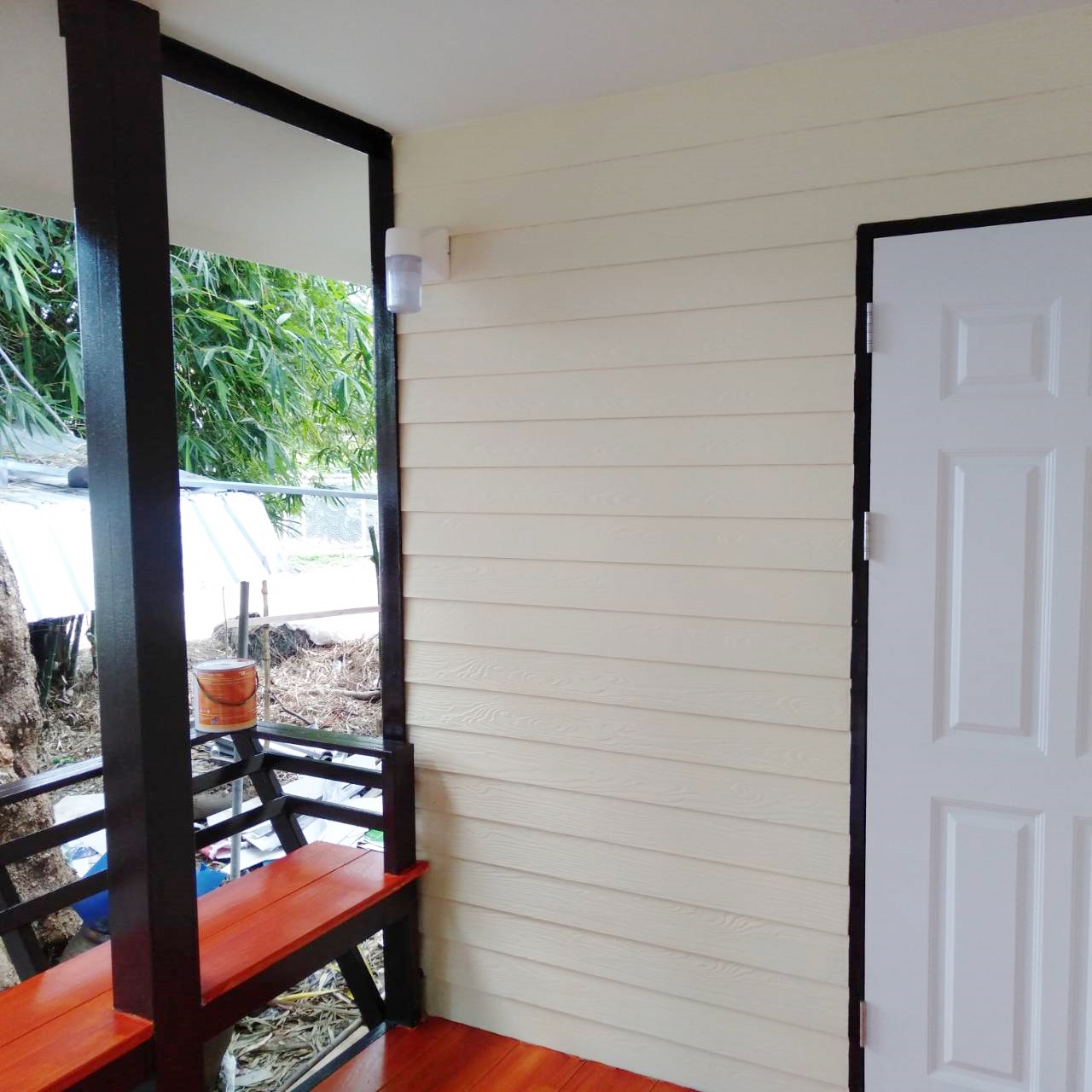 บ้านน็อคดาวน์ หลังนี้ ขนาด 4*6 เมตร พร้อมระเบียงหลังคาคุม ขนาด2*6เมตรเต็มหน้าบ้าน และระเบียงขนาด 2*3 เมตร