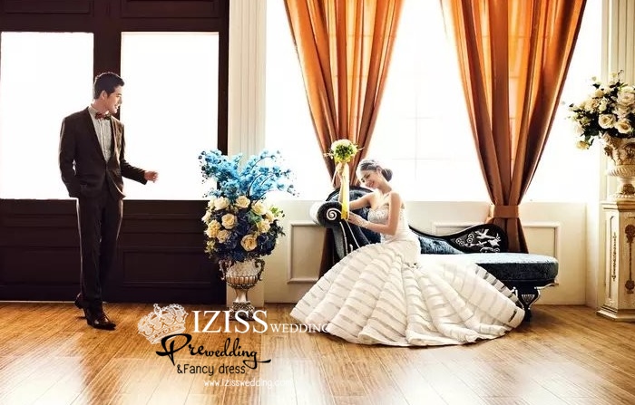 PW326 - **พรีออเดอร์ค่ะ** ชุดคู่ถ่ายพรีเวดดิ้ง (prewedding dress) & ชุดแต่งงานแฟนซี (Fancy wedding dress)ชายหญิง "ธีมชุดเจ้าสาวสีขาว-ดำ"