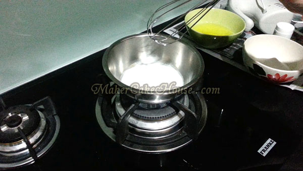 ขั้นตอนการนำนมสดตั้งไฟให้ร้อน เพื่อทำซูเฟล่ชีสเค้กญี่ปุ่น