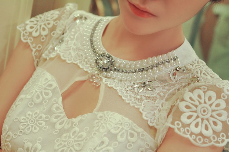 ***หมดค่ะ***เดรสผ้าลูกไม้สีขาว ปักมุกและคริสตัลรอบคอเสื้อ แขนสั้น กระโปรงบานมีซับในสวยเหมือนแบบค่ะ