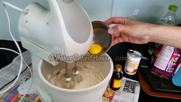 ขั้นตอนใส่ไข่ไก่ในส่วนผสมเนย เพื่อทำคุกกี้อัลมอนต์