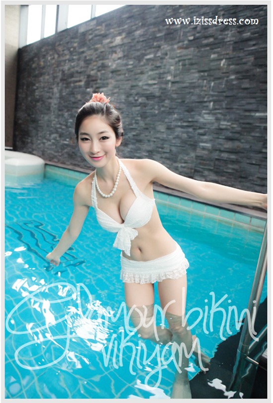 **พร้อมส่ง **ชุดว่ายน้ำบิกินี่ทูพีช two-pieces สีขาวสดใสผ้าลูกไม้ บราผ้าลูกไม้ผูกโบว์ด้านหลัง บิกินี่ระบายคล้ายกระโปรง ทำให้ดูหวาน ไม่โป๊คร้า สวยน่ารักเหมือนแบบค่ะ