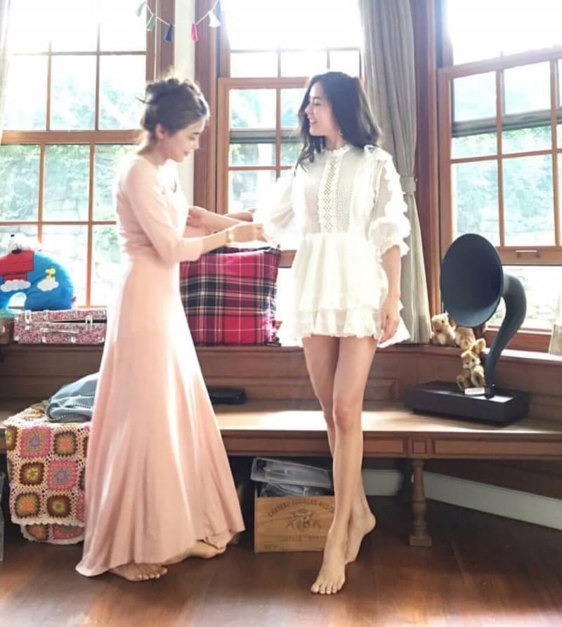 **หมดค่ะ**จั๊มสูทขาสั้นลูกไม้สีขาวแบบพีคใส่ แต่งระบายช่วง อก แขน และชายกางเกง น่ารักสุดๆเลยค่ะ