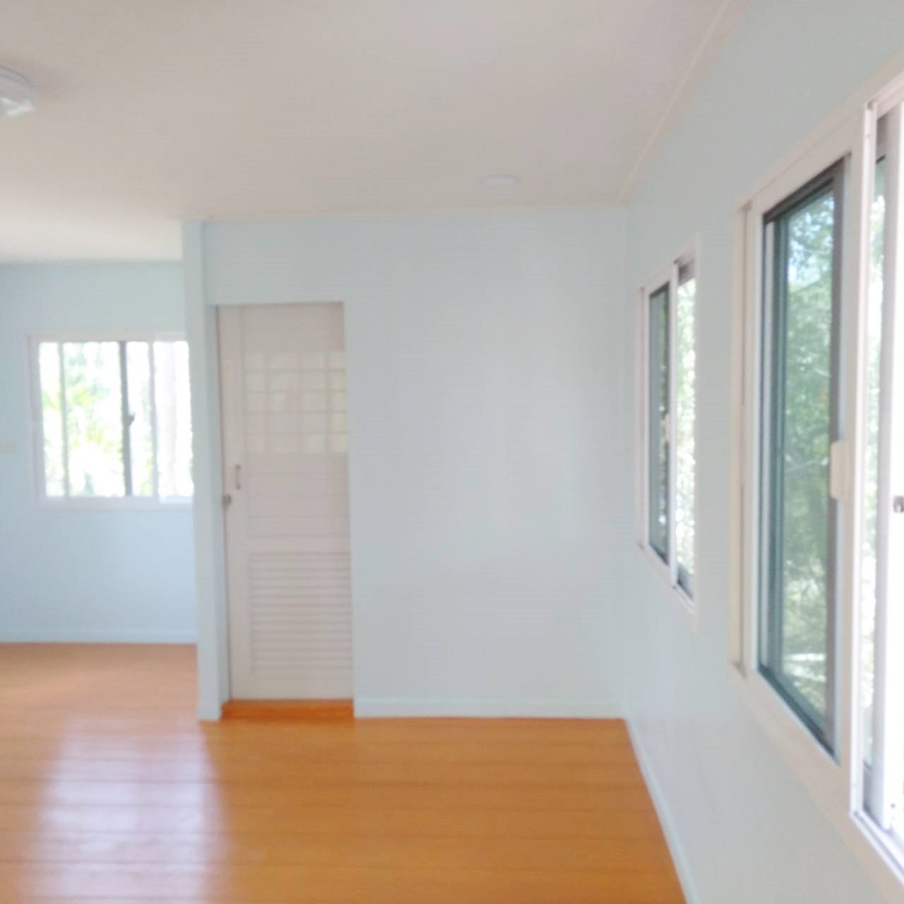 บ้านขนาด 4*7 เมตร ราคารวมเป็นเงินทั้งสิ้น 370,000 บาทพร้อมระเบียงขนาด 2*4 เมตร